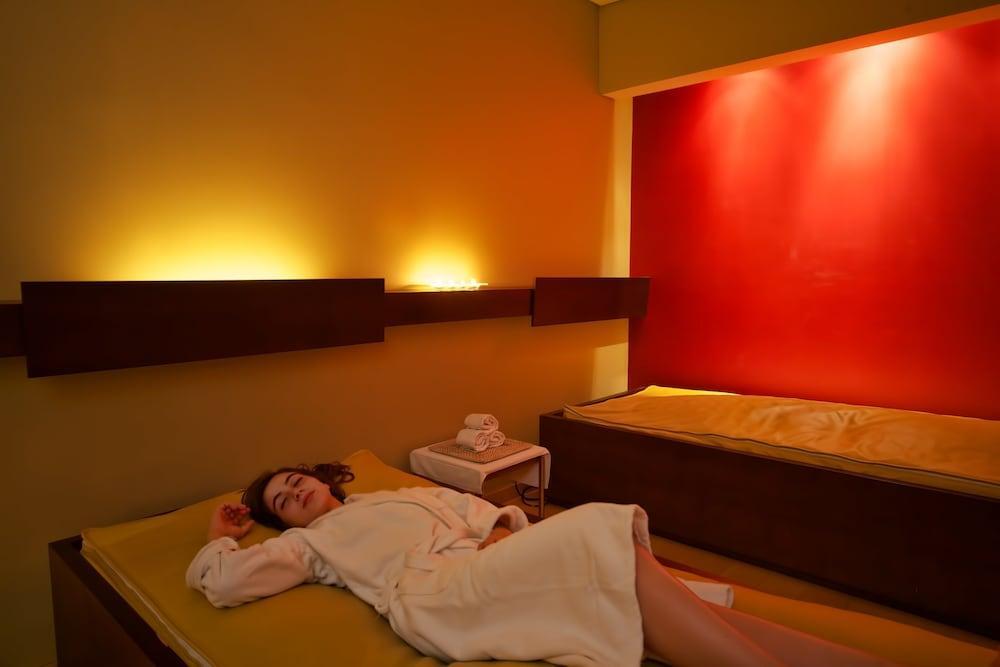 Vila Alba Resort Carvoeiro  Exterior photo A woman relaxing in a spa
